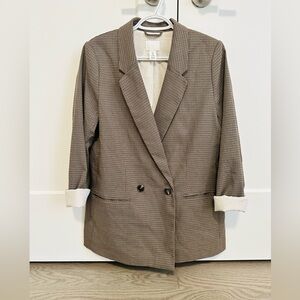 Womens H&M Blazer NWOT . Classic two pocket two button style. Size S